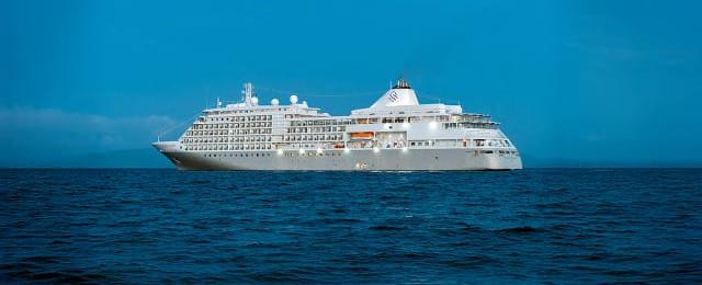 Küstenlandschaft im Mittelmeer mit türkisblauem Wasser