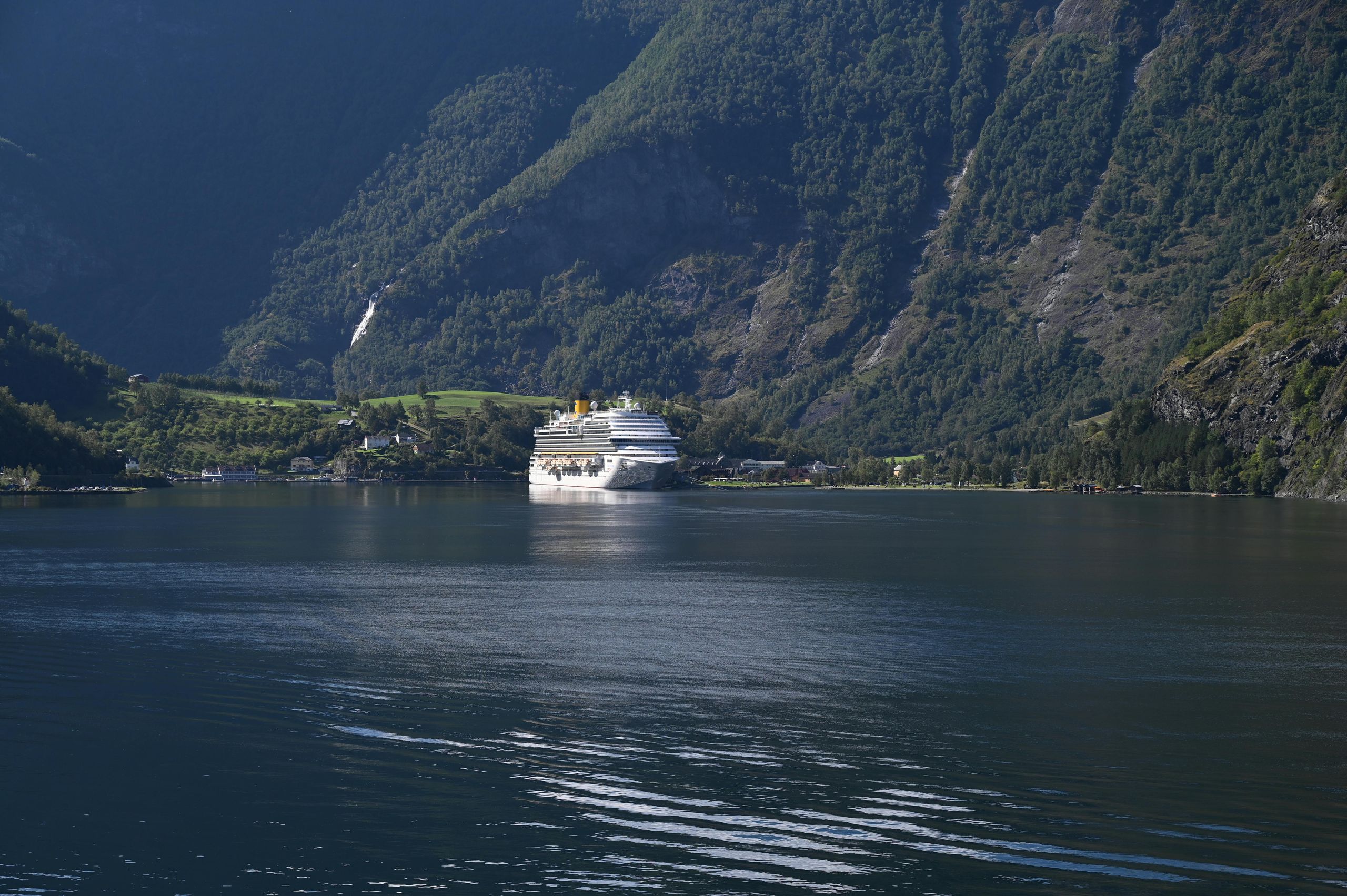 Norwegische Fjordlandschaft mit schneebedeckten Bergen